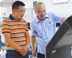 政法委书记肯定法院工作