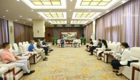 刘超在绵与香港新恒基国际集团会谈