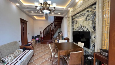 紫藤庄园，3室2厅1卫，212.25㎡，售价148万