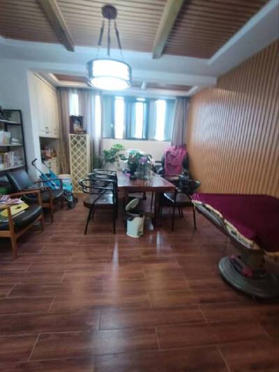 凉都印象城一期，5室3厅3卫，131㎡，精装，售价153万