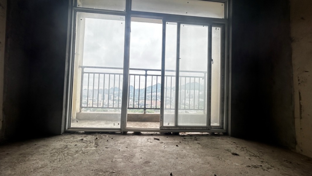 四川/绵阳华飞紫荆苑，毛坯3室2厅2卫，110㎡，售价38万 四川/绵阳二手房