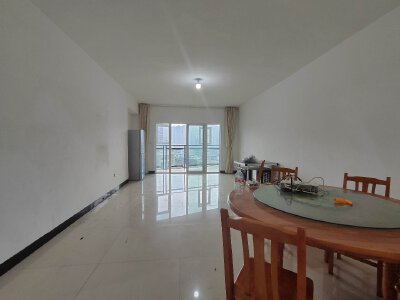 E家建材城，4室2厅2卫，148㎡，普装，售价61.8万