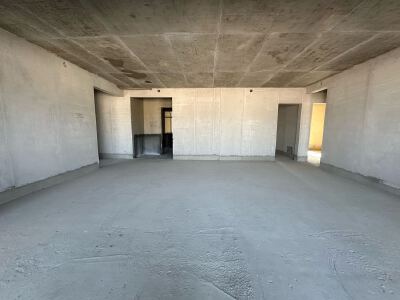 恒维凤凰里 4室2厅2卫 145㎡ 毛坯 带字母车位