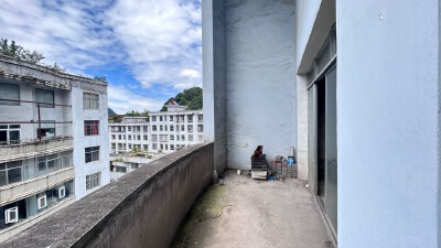 怡景小区，5室3厅4卫，231.00㎡，售价63.8万