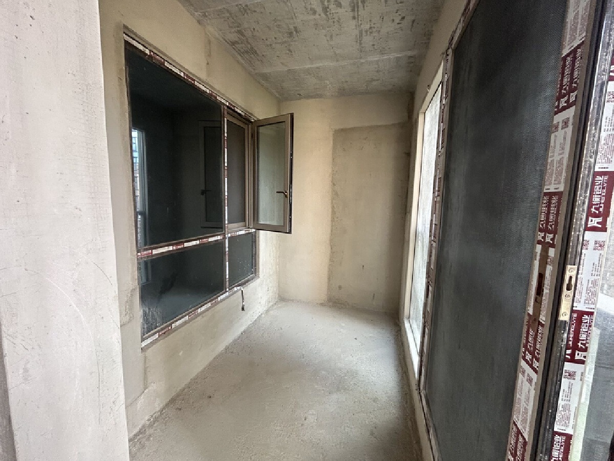 四川/绵阳凤凰里，3室2厅2卫，125㎡，毛坯，售价83.8万 四川/绵阳二手房