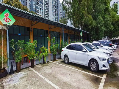 390㎡，简装，租金4900元/月