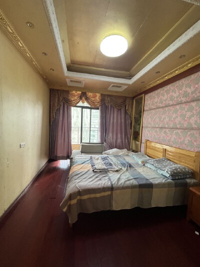 河滨苑小区，5室2厅2卫，220.55㎡，普装，售价88.8万