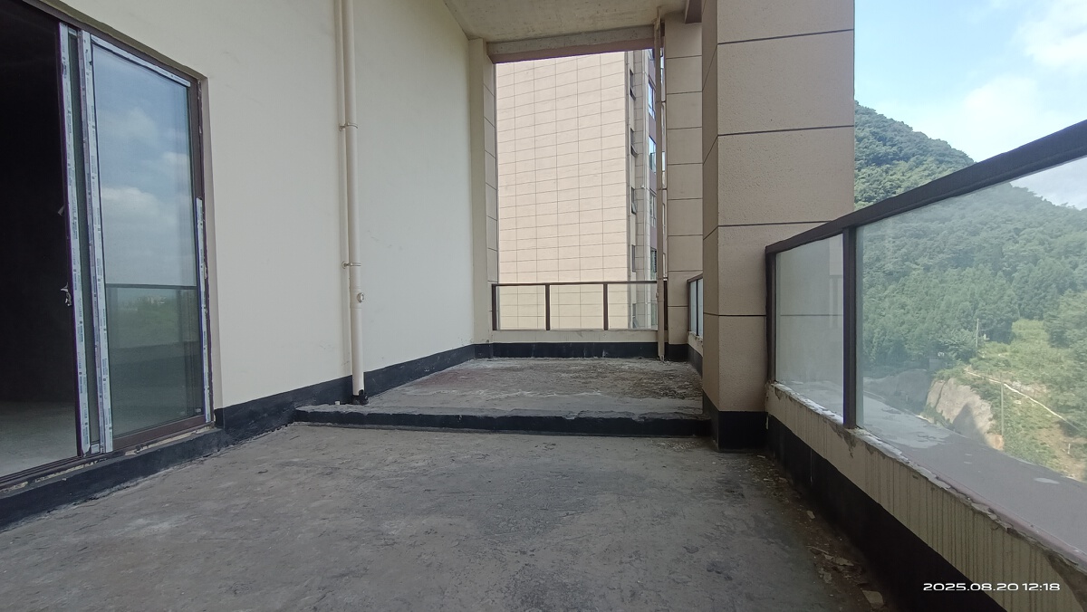 四川/绵阳凤凰院景，5室2厅3卫，169.10㎡，毛坯，售价120.00万 四川/绵阳二手房