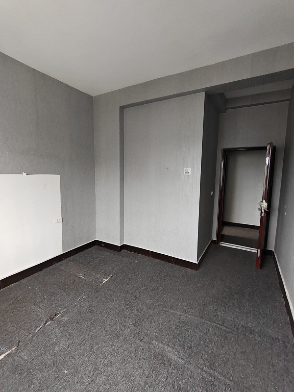 四川/绵阳麒麟大厦，4室2厅2卫，159.00㎡，售价70.00万 四川/绵阳二手房