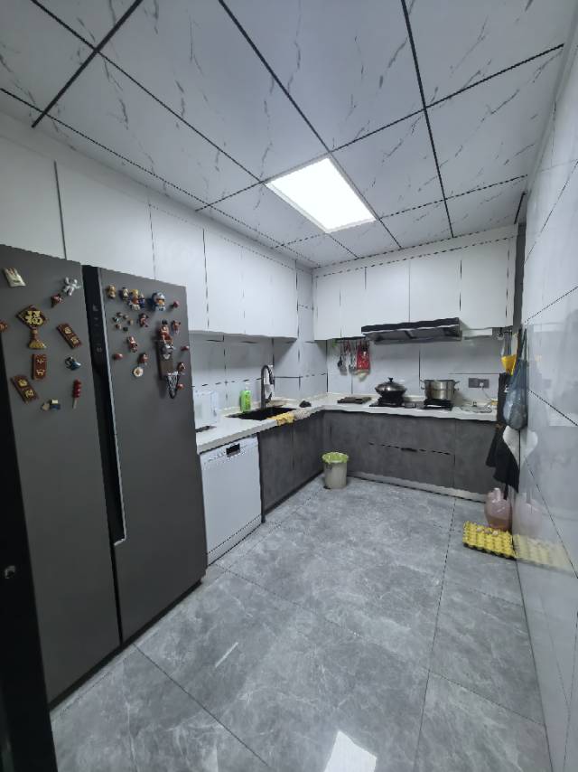 四川/绵阳凉都印象城一期，4室2厅2卫，131.00㎡，精装，租金3200.00元/月 四川/绵阳租房