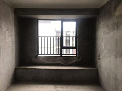 新城凤凰台，3室2厅2卫，102.49㎡，毛坯，售价65.80万