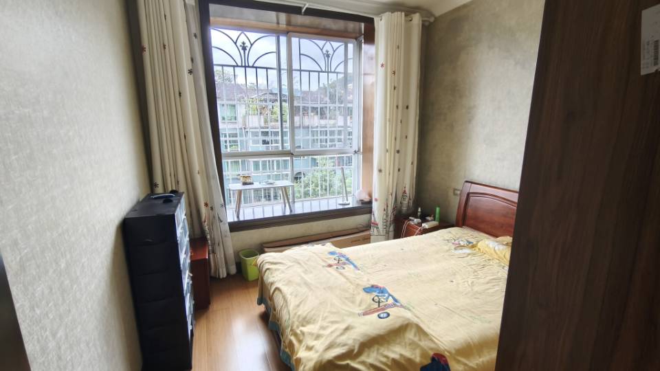 四川/绵阳西湖苑小区，4室3厅3卫，206㎡，售价85万 四川/绵阳二手房